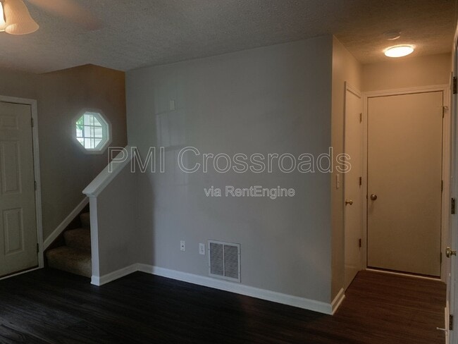 Building Photo - 8620 Olenbrook Dr