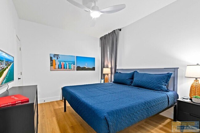 Building Photo - 111 W Sunny Isle Dr