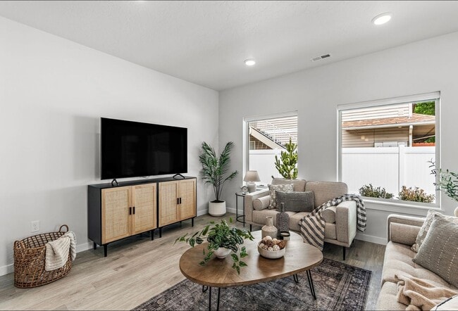 Building Photo - Boise 3 Bed 2.5 Bath 2 Car Garage Townhome AVAILABLE NOW!  $500 RENT CREDIT AT MOVE IN!