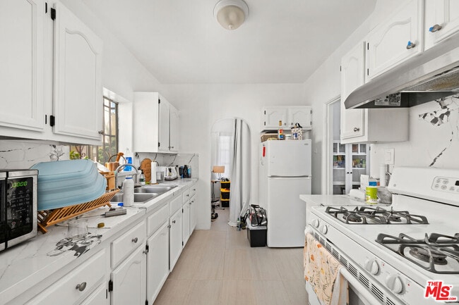 Building Photo - 8544 Saturn St