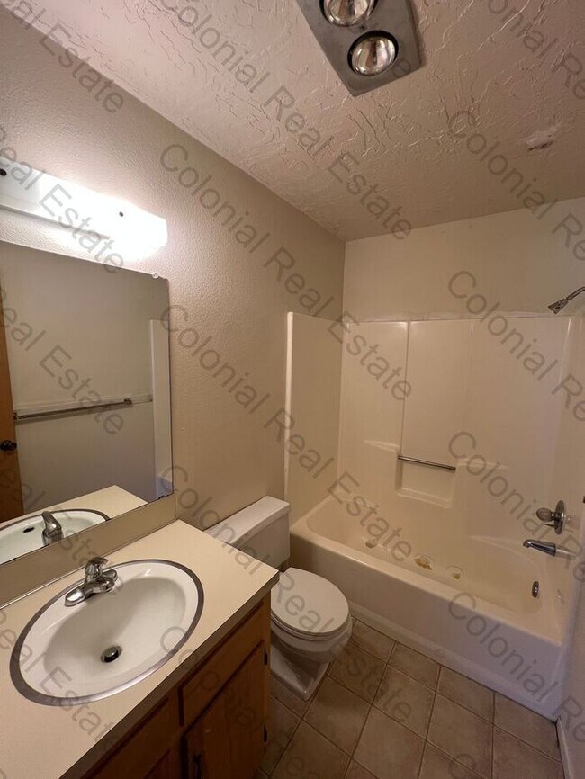 Building Photo - 2 Bedroom 2 Bathroom & 1 Car Garage