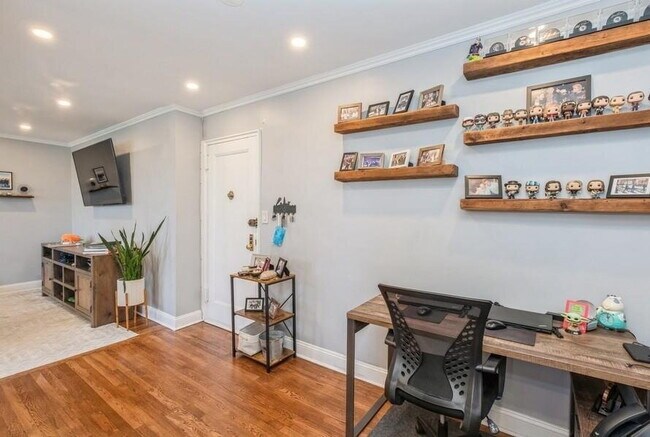 Building Photo - Comfortable and Spacious Rental Opportunity