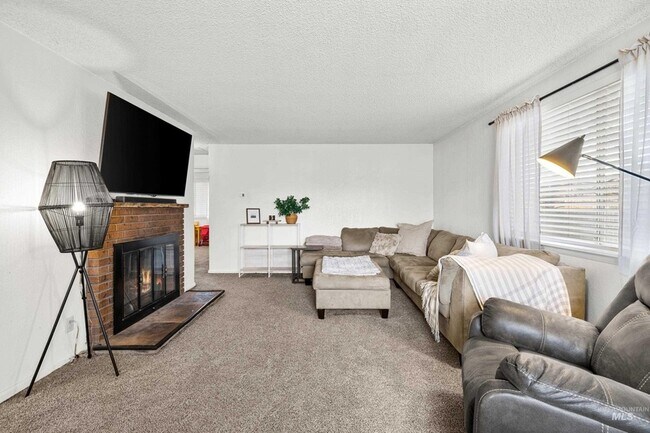 Building Photo - 10543 W Poppy St