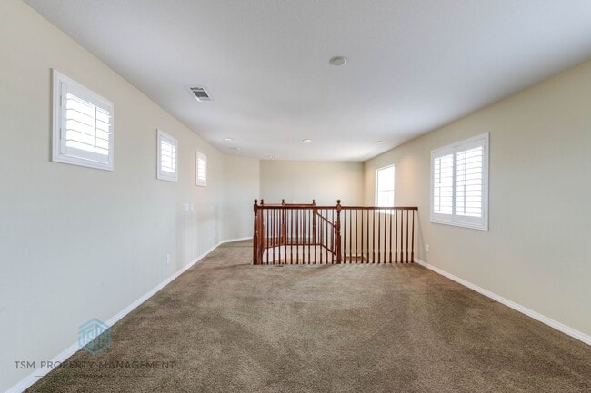 Building Photo - Spacious 3 Bed 2.5 Bath Condo in Orange!