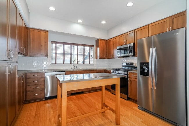 Building Photo - 2400 NE Park Dr