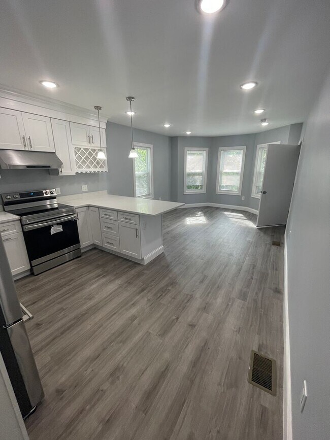 Building Photo - 2-Bed + 2-Bath with Garage Parking West Newton