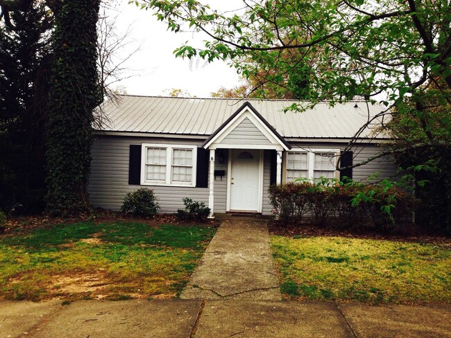 Building Photo - 818 E 9th St