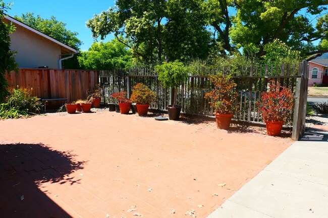 Building Photo - 4 bedroom 2 bath! Forced air, hardwood flo...
