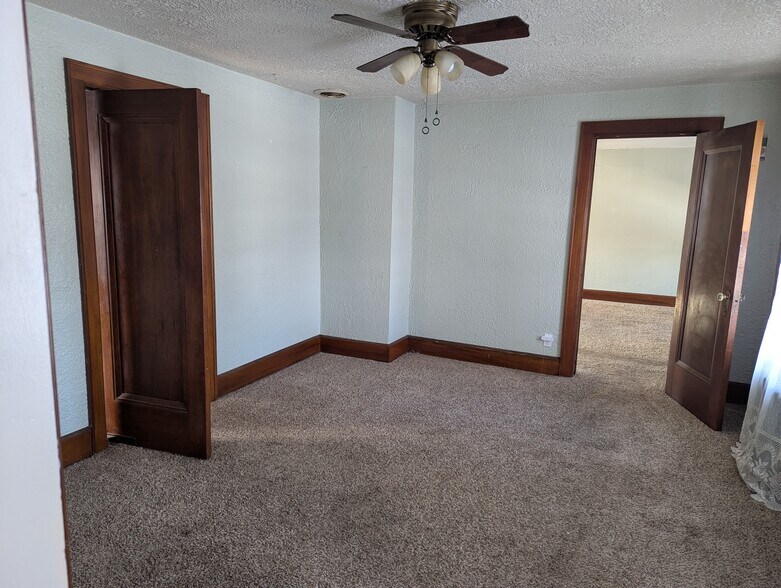 Building Photo - 663 W 7th St