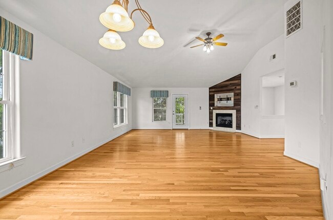 Primary Photo - 208 56th St