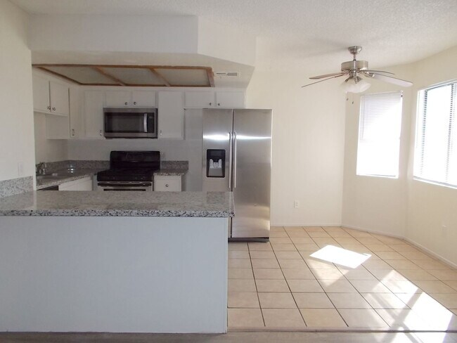 Building Photo - Charming 2-Bed, 2-Bath Condo with Balcony and Pool Access in Las Vegas