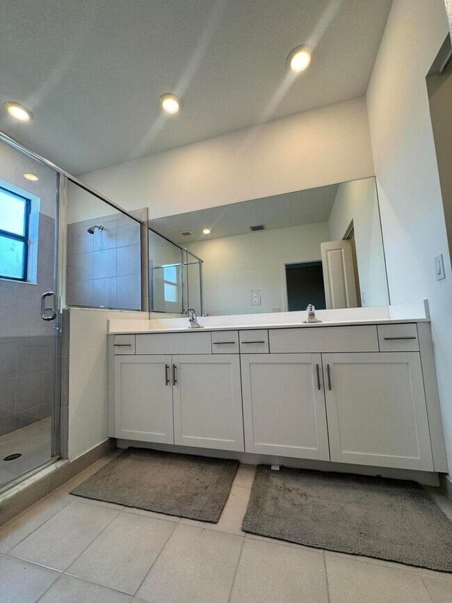 Building Photo - 5442 SW 14th Ct