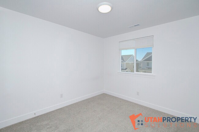 Building Photo - 1316 Dawes Wy