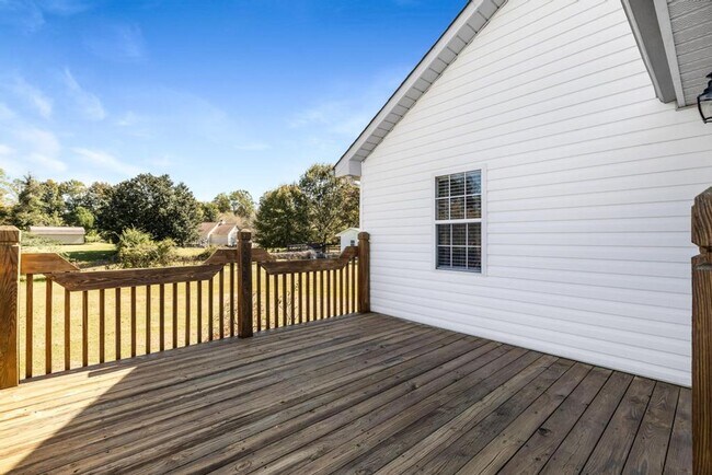 Building Photo - 4 Bedrooms/2 Bath Ranch Home!