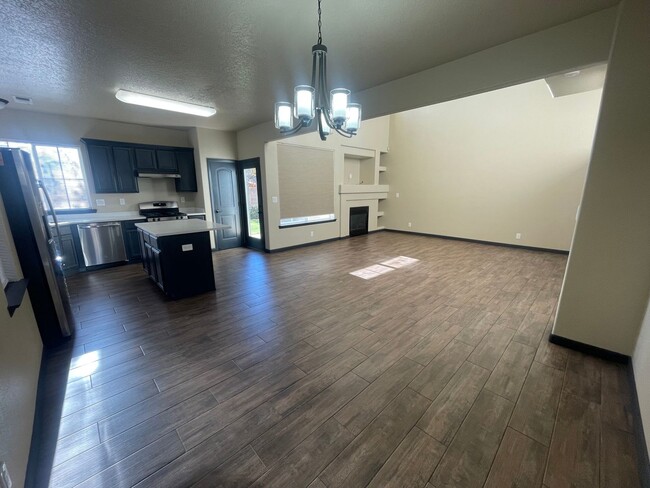 Building Photo - 2 story town home in a gated community in ...