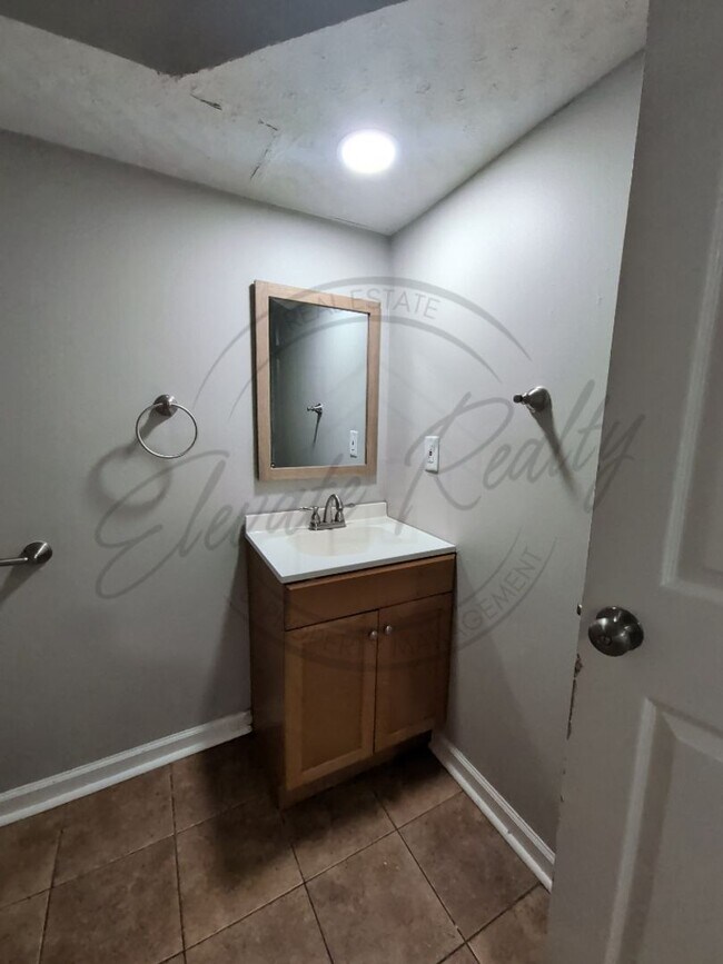 Building Photo - Cozy Garden Apartment in Donelson with a Spring Special!