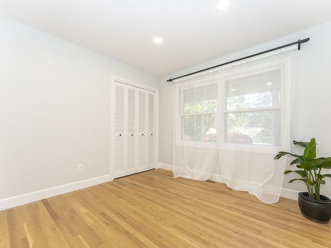 Building Photo - 4 BD remodeled Sylvan Heights home!