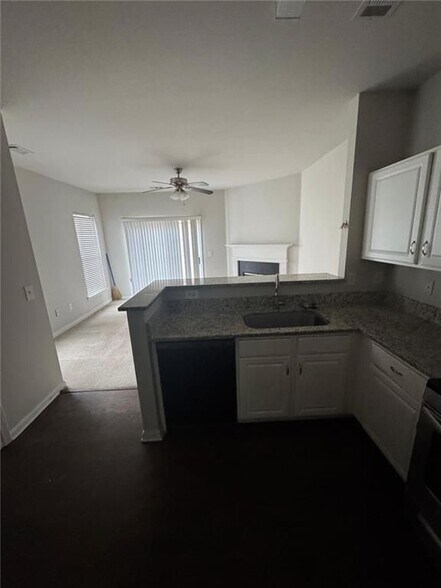 Building Photo - 950 Redwood Dr