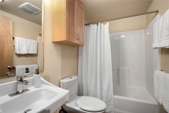 Building Photo - 827 Hiawatha Plz S