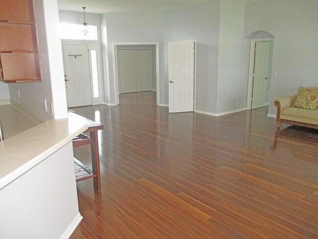 Building Photo - 935 Southlakes Way SW