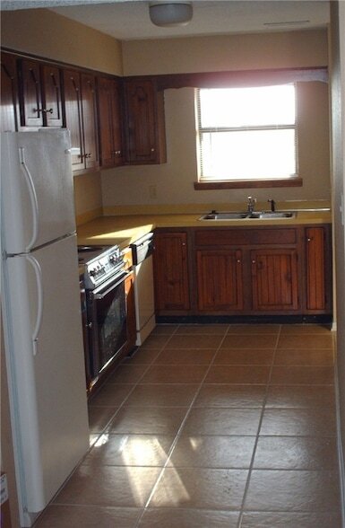 Building Photo - 2049 E Oaks Dr