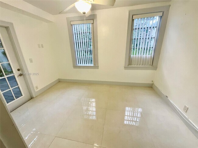 Building Photo - 1612 NE 2nd Ct