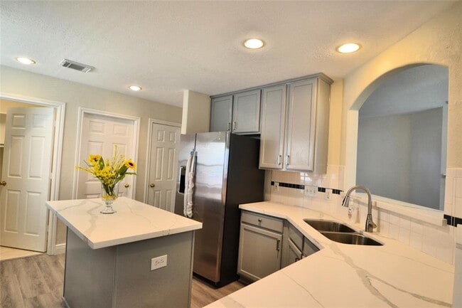 Building Photo - 12118 Green Trails Dr