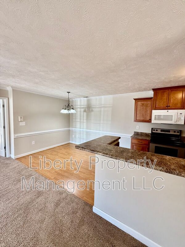 Building Photo - 1800 Balmoral Dr