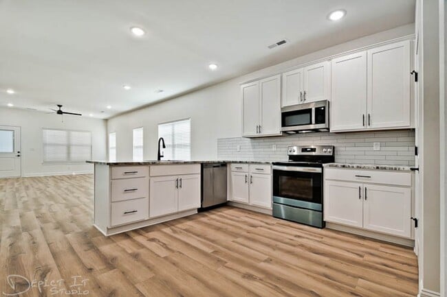 Building Photo - 2 Bed, 2 Bath Patio Homes located in Big Creek Country Club