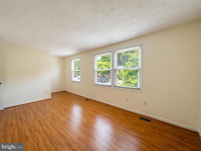 Building Photo - 8112 Parkdale Ct