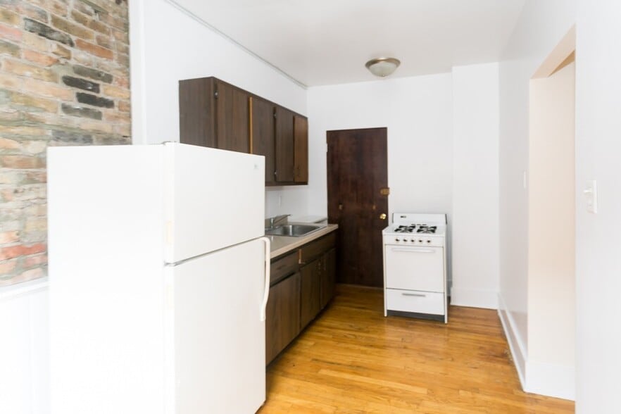 Building Photo - 938 W Cornelia Ave