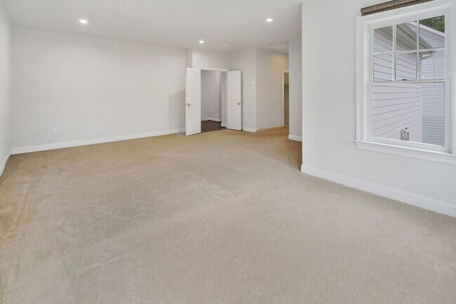 Building Photo - 5 Bed 4.5 Bath - Bethesda Single Family - ...