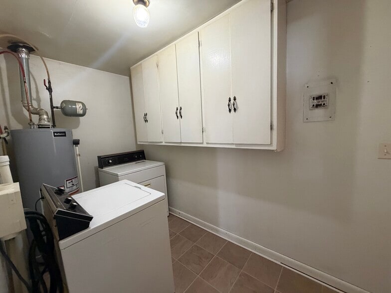 Building Photo - 1213 Nieman St
