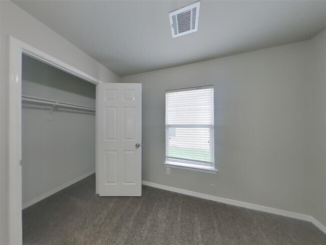 Building Photo - 318 Annatto Ln