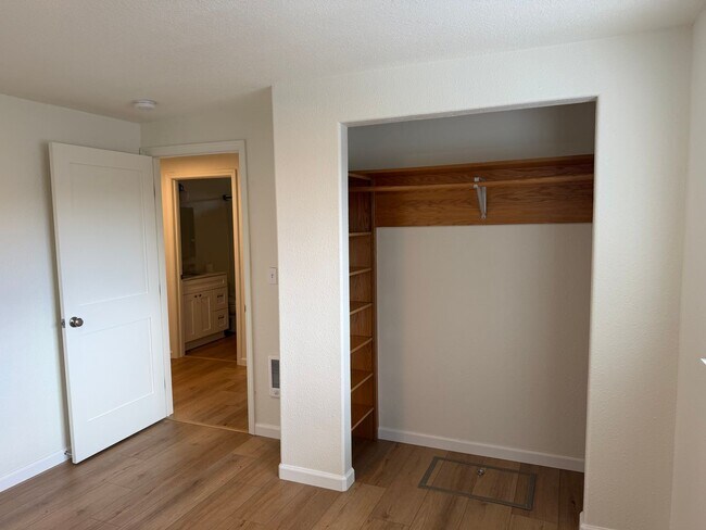 Building Photo - Updated 3 bedroom 1 bath duplex in Junction City!