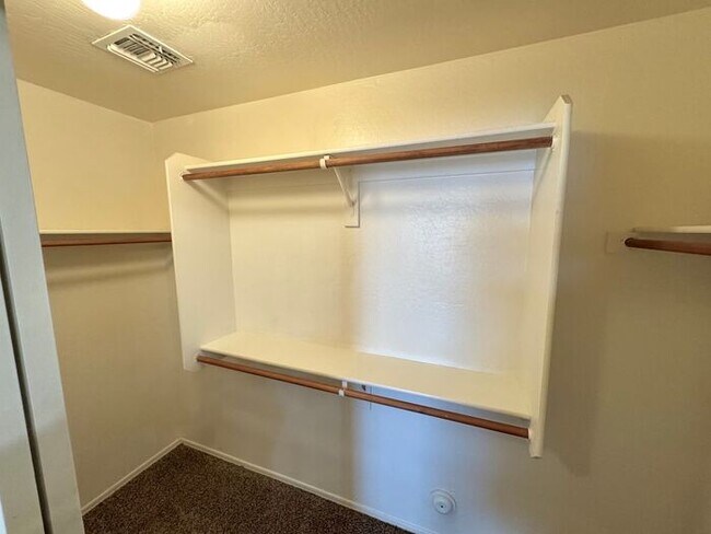 Building Photo - GREAT 4BEDROOM/3BATH HOME WITH ALL THAT YO...