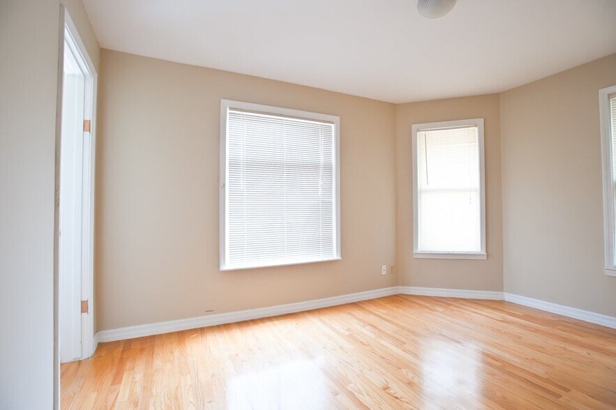 Building Photo - 2431 N Farwell Ave