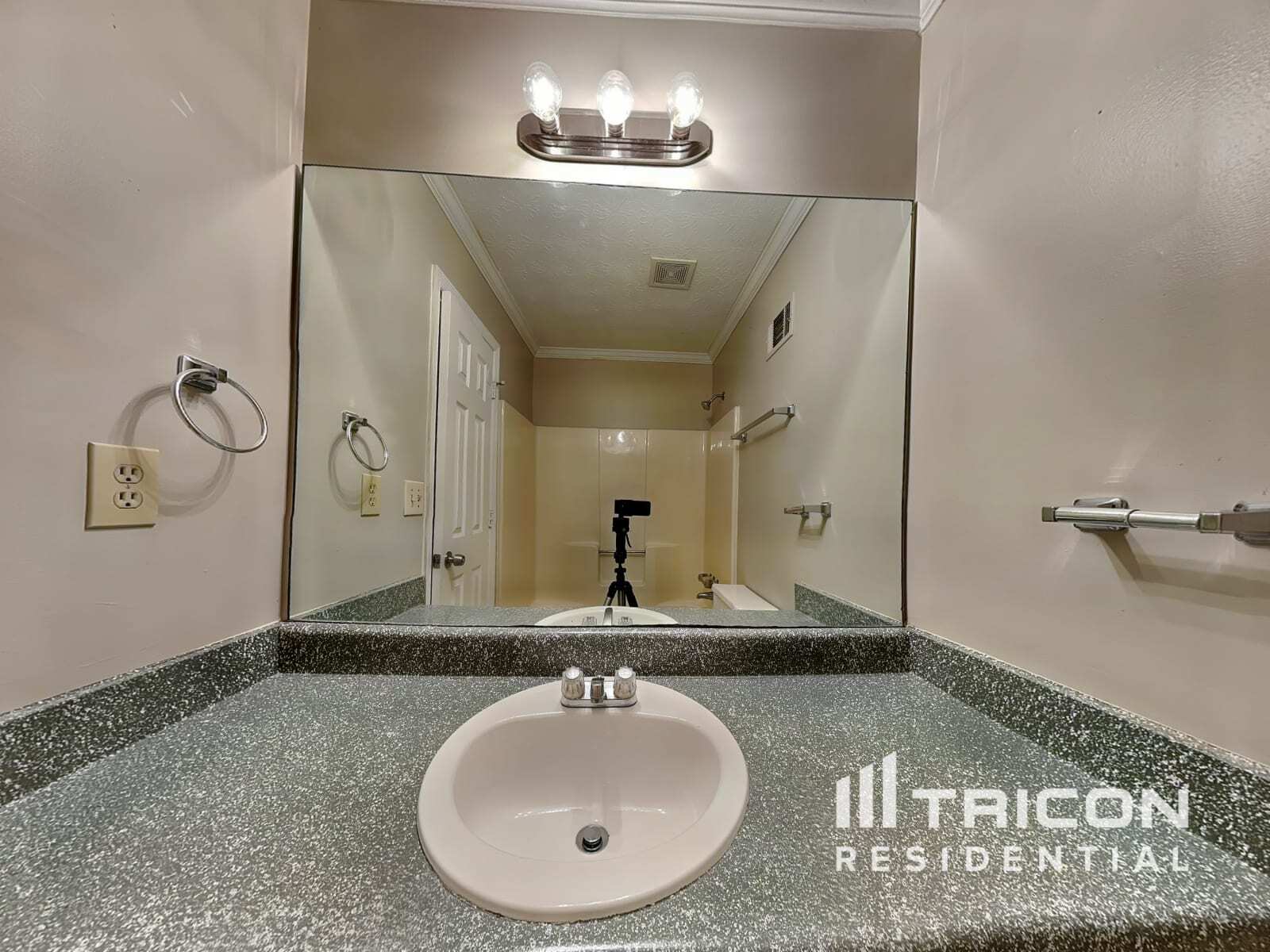 Building Photo - 4684 Woodglen Ct