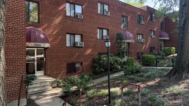 Building Photo - 1587 N Colonial Terrace