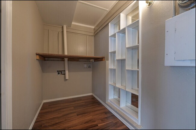 Building Photo - 3208 Kirkcaldy St