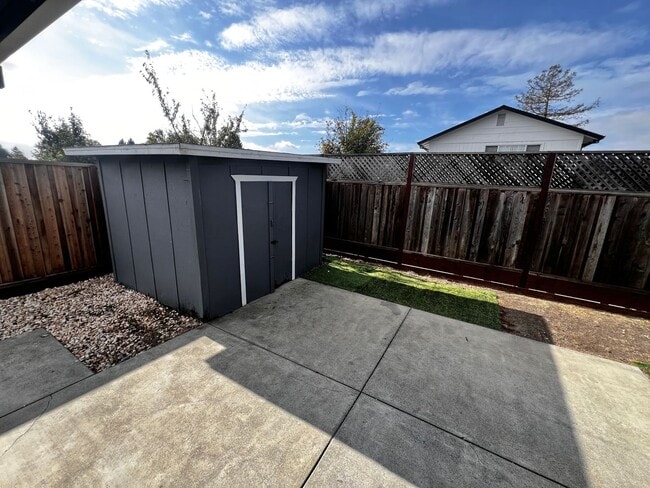 Building Photo - East Petaluma Four Bedroom Home