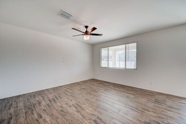 Building Photo - Beautiful Glendale 3 bedroom with a Loft