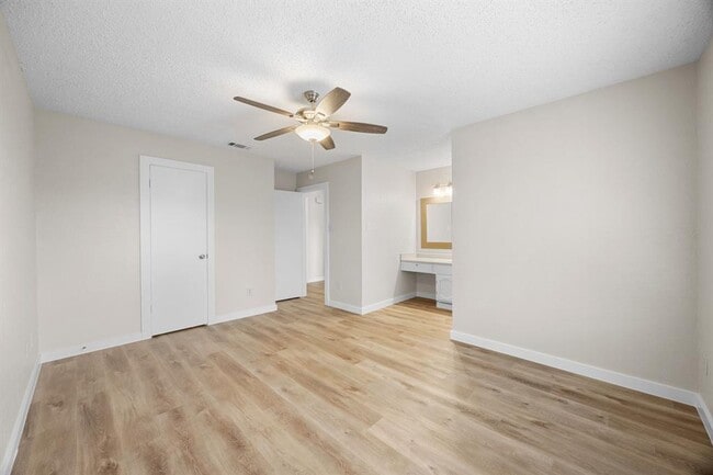 Building Photo - 402 Hillside Dr