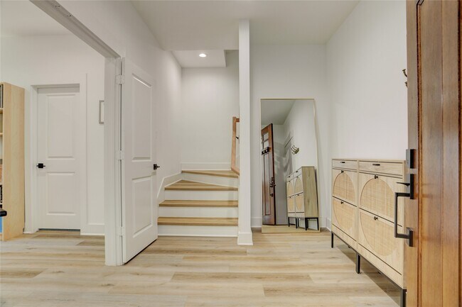 Building Photo - 2013 Cochran St