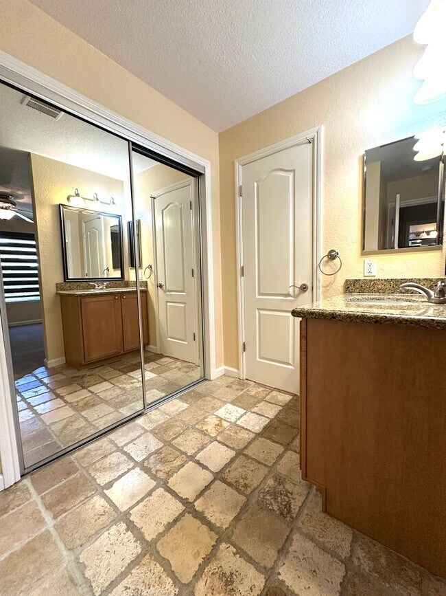 Building Photo - Conveniently located condo in Modesto