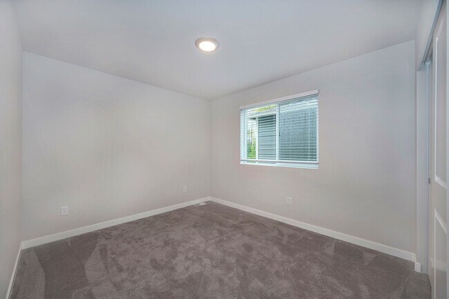 Building Photo - 5 bed 2 bath In Marysville