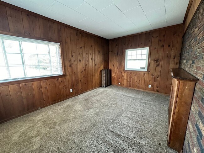 Building Photo - Gigantic 5 bedroom home on the NW side of ...