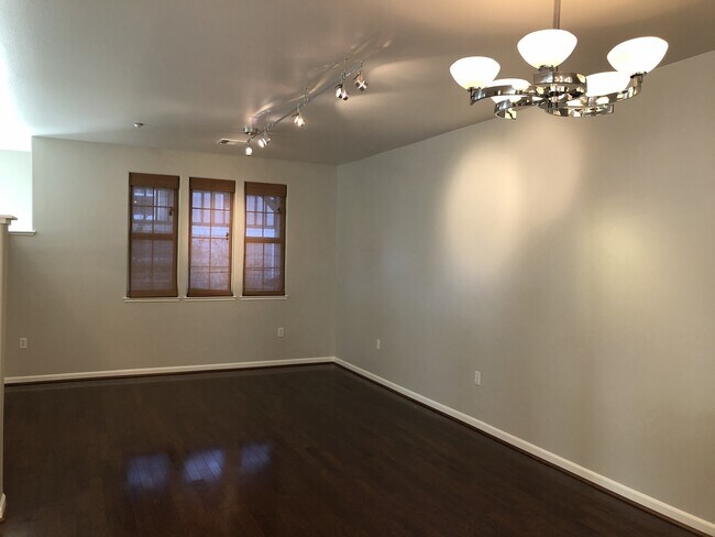 Building Photo - Pleasanton  Vineyard Downtown 3+office/2.5ba w/2 car garage!