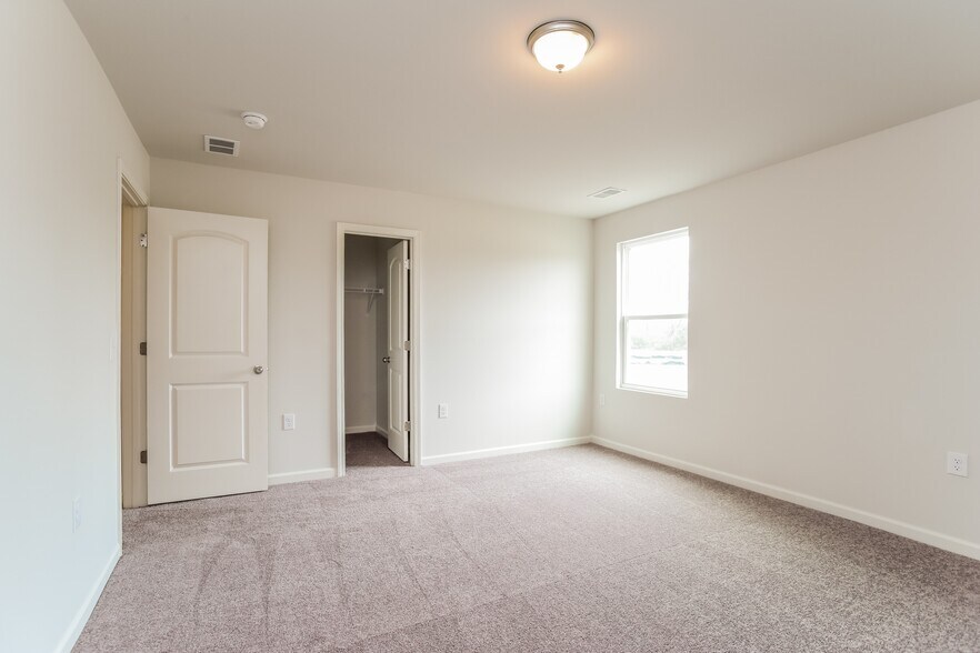 Building Photo - 4037 Lake Russell Dr