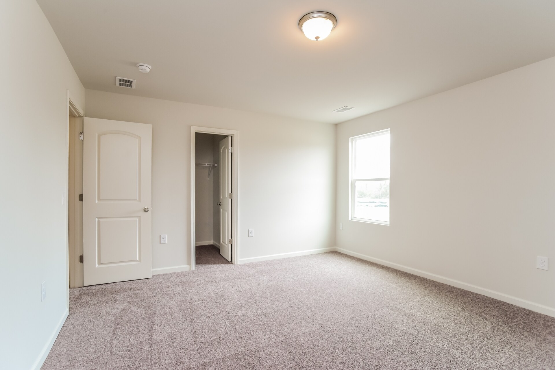 Building Photo - 1819 Lake Dr